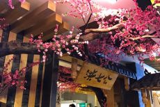 贵阳门店内手工墙画GRC仿木栏杆