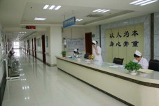 上海华山医院胡锦代排队取药上海各科室尽心尽力