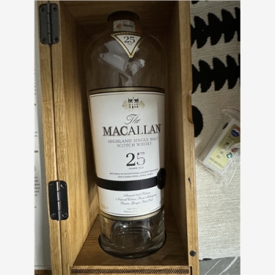 长春25年百乐廷空酒瓶回收摆件