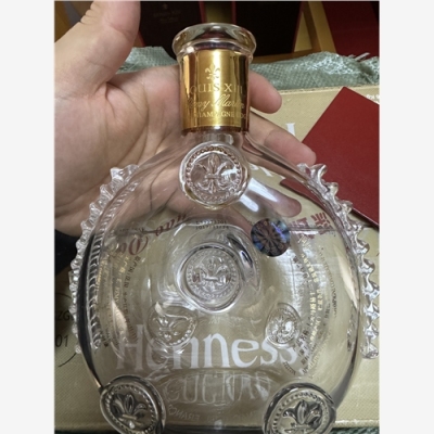 武汉茅台空酒瓶回收换宝马秒变土豪