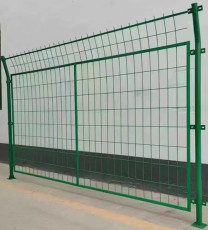 重庆水源地防护网 边框护栏网 桃型柱护栏网