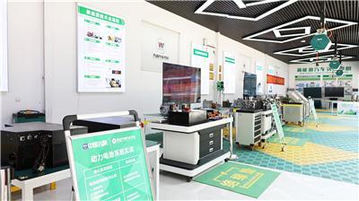 探寻高中毕业学挖掘机高级进修课程推荐的学校，哪家性价比高